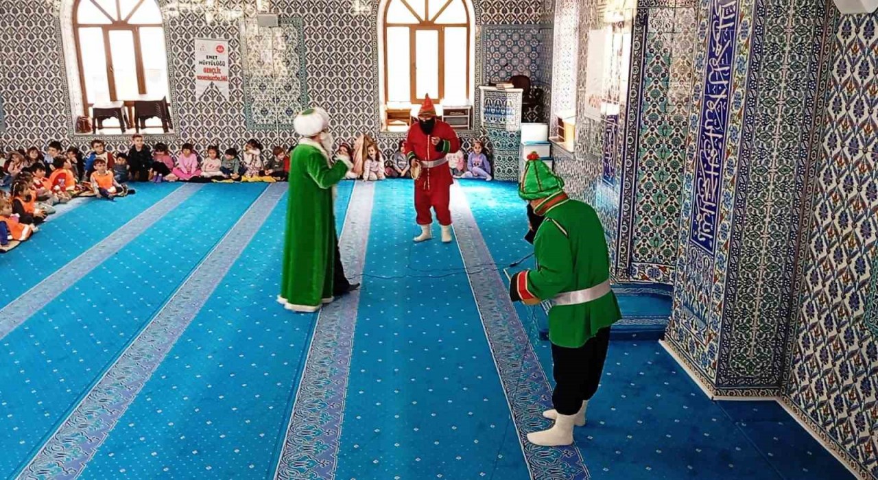 Emette miniklere Hacivat-Karagöz gösterisi