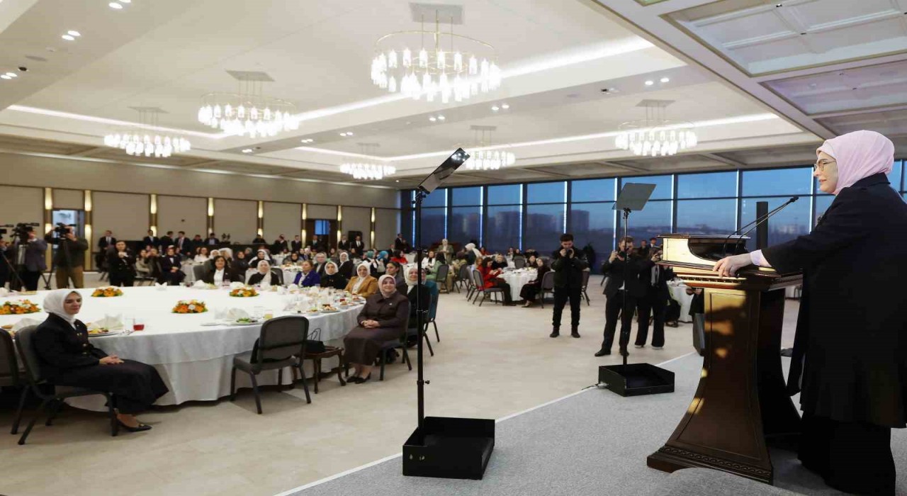 Emine Erdoğan, AK Parti Genel Merkez Kadın Kolları Başkanlığının iftarına katıldı