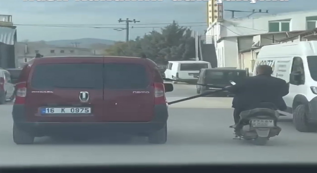 Emniyet kemerine tutunarak motosiklet çektiler