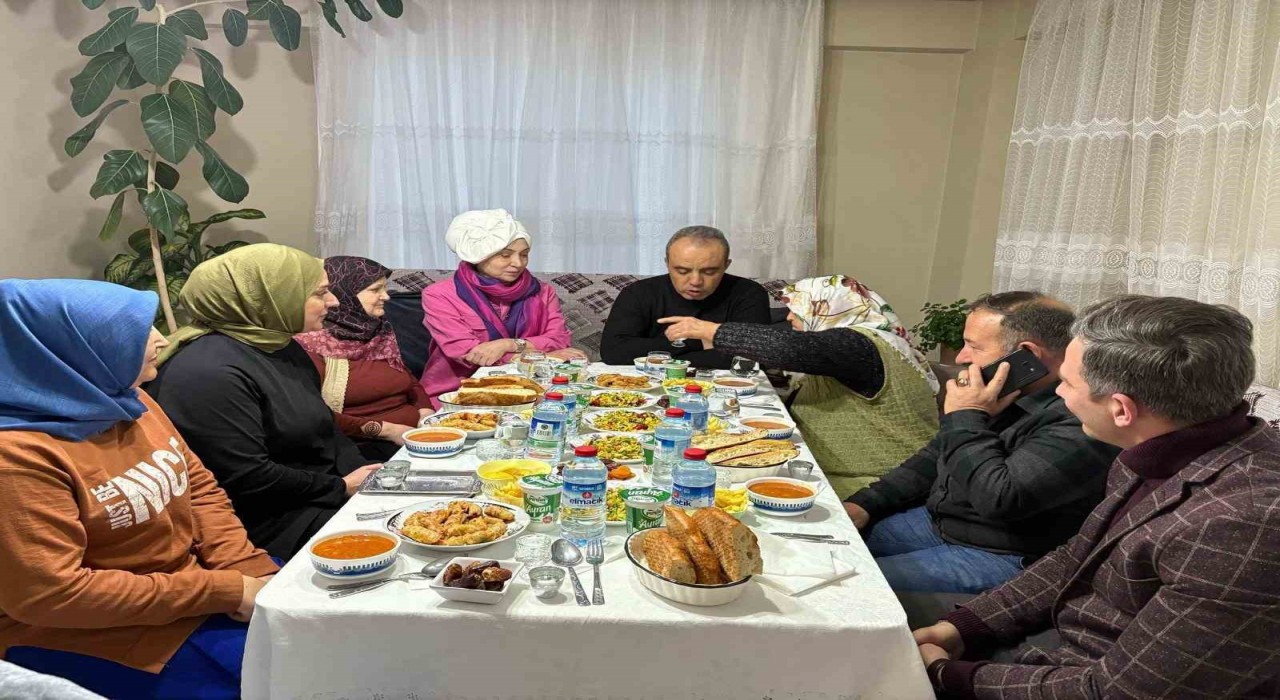Emniyet müdürü yaşlı teyzenin iftar sofrasına konuk oldu