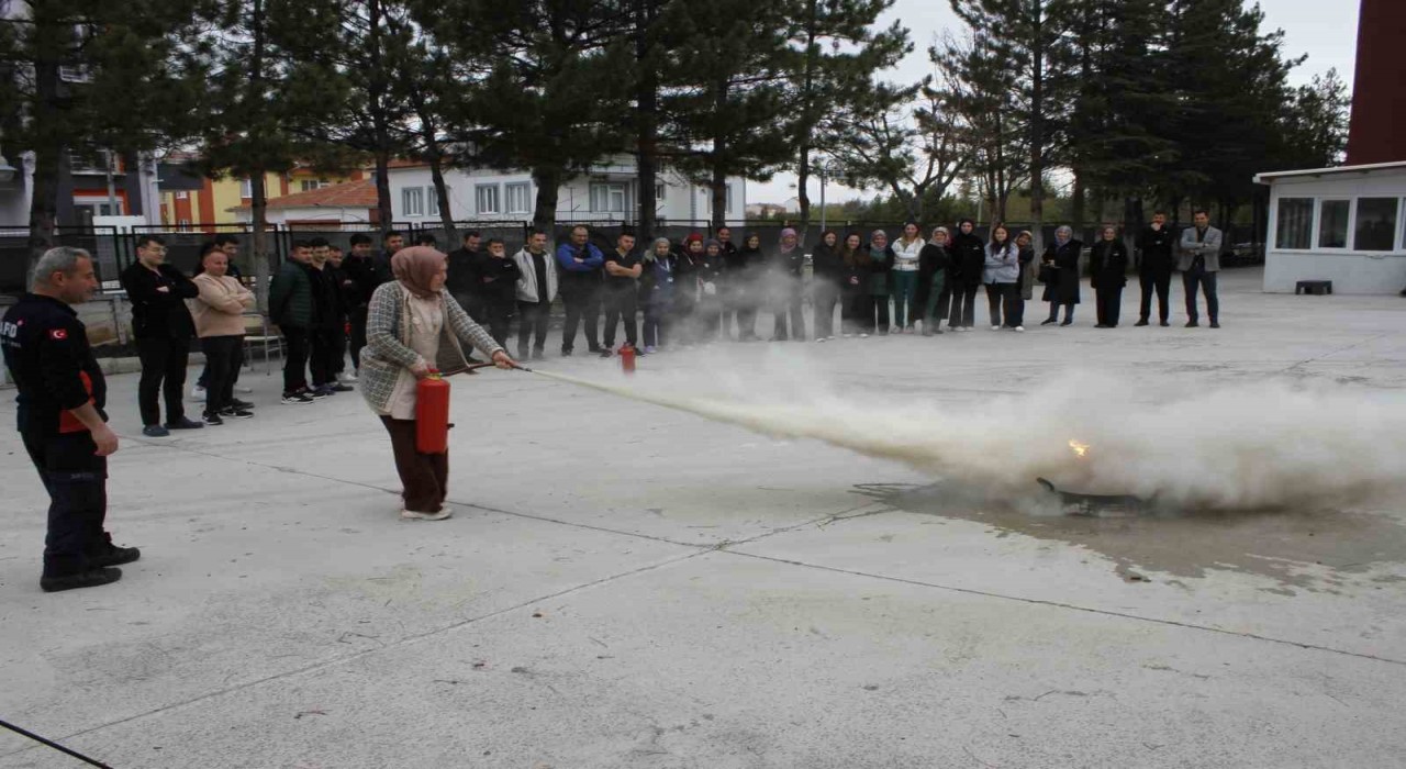 Engelli bakım merkezi personeline afet ve yangın eğitimi verildi