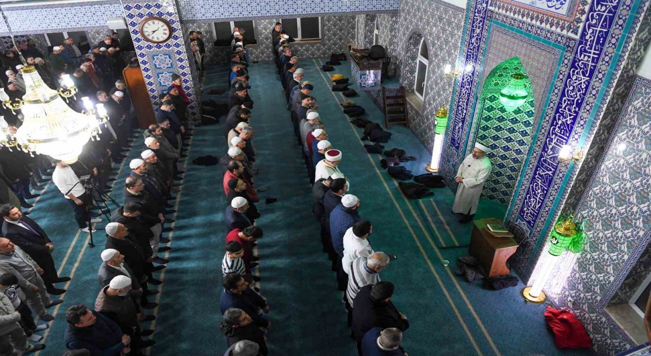 Erbaş, vatandaşın CİMERden daveti üzerine teravihi mahallesindeki camide kıldırdı