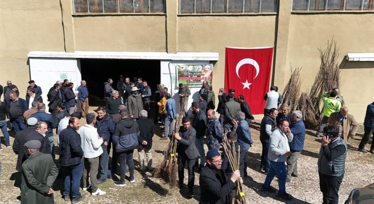 Ercişte meyve fidanı dağıtıldı