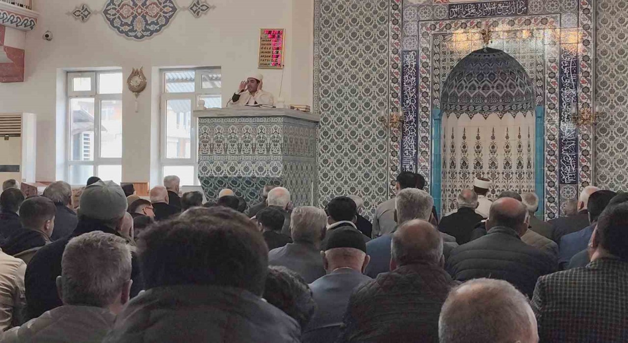 Ercişte vatandaşlar bayram namazı için camileri doldurdu