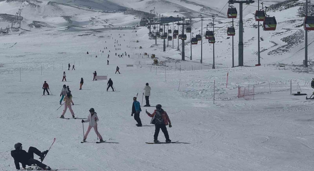 Erciyese kar yağdı, sezon uzadı