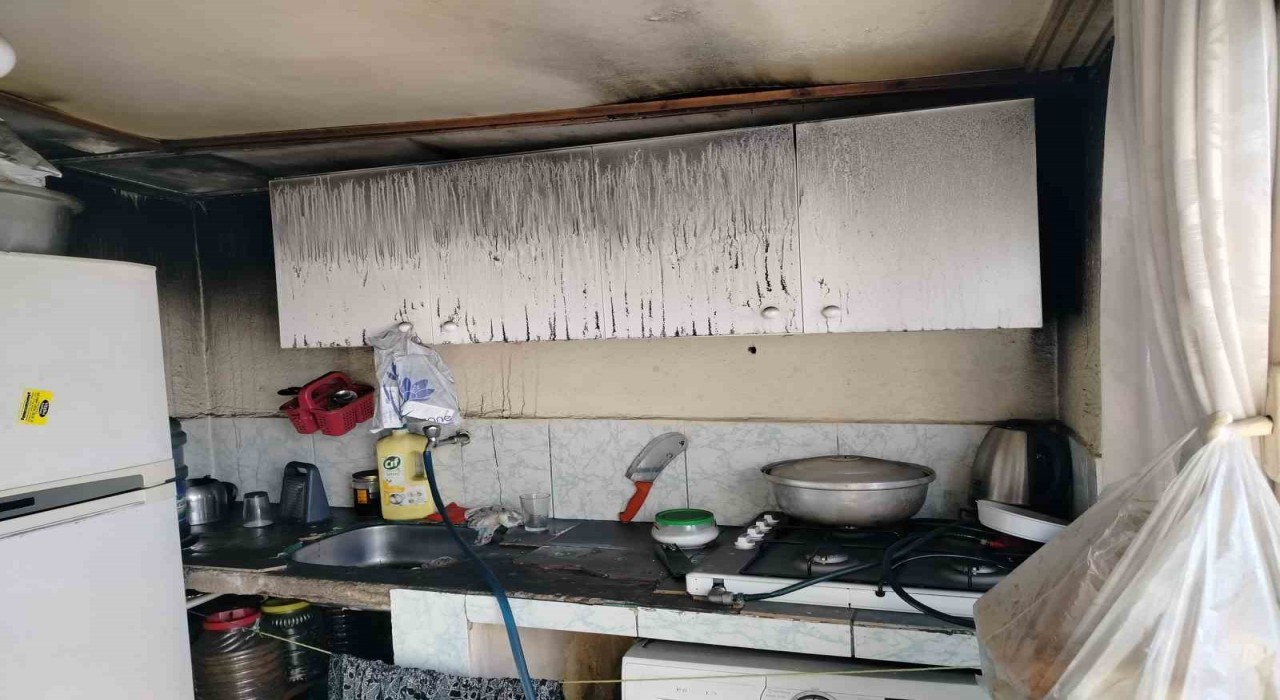 Erdekte bir ev alevlere teslim oldu