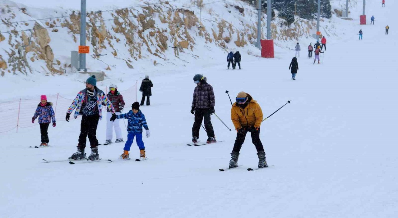 Ergan Dağı Kayak Merkezinde kayak sezonu sürüyor