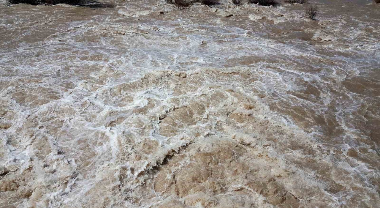 Eriyen kar suları Doğudaki derelerin, nehirlerin debisini yükseltti