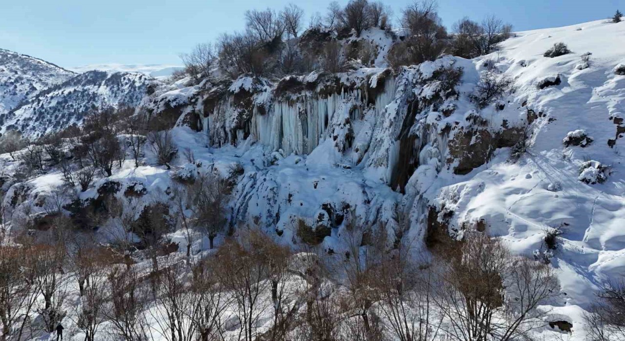 Erzincan buz kesti: Girlevik Şelalesinde uzunluğu 2 metreyi aşan buz sarkıtları oluştu