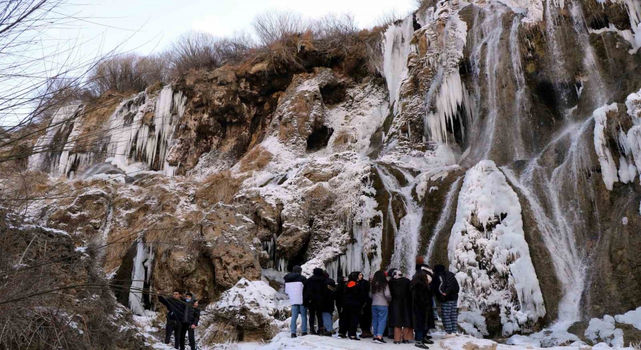 Erzincan Girlevikte kar; merkezde bahar