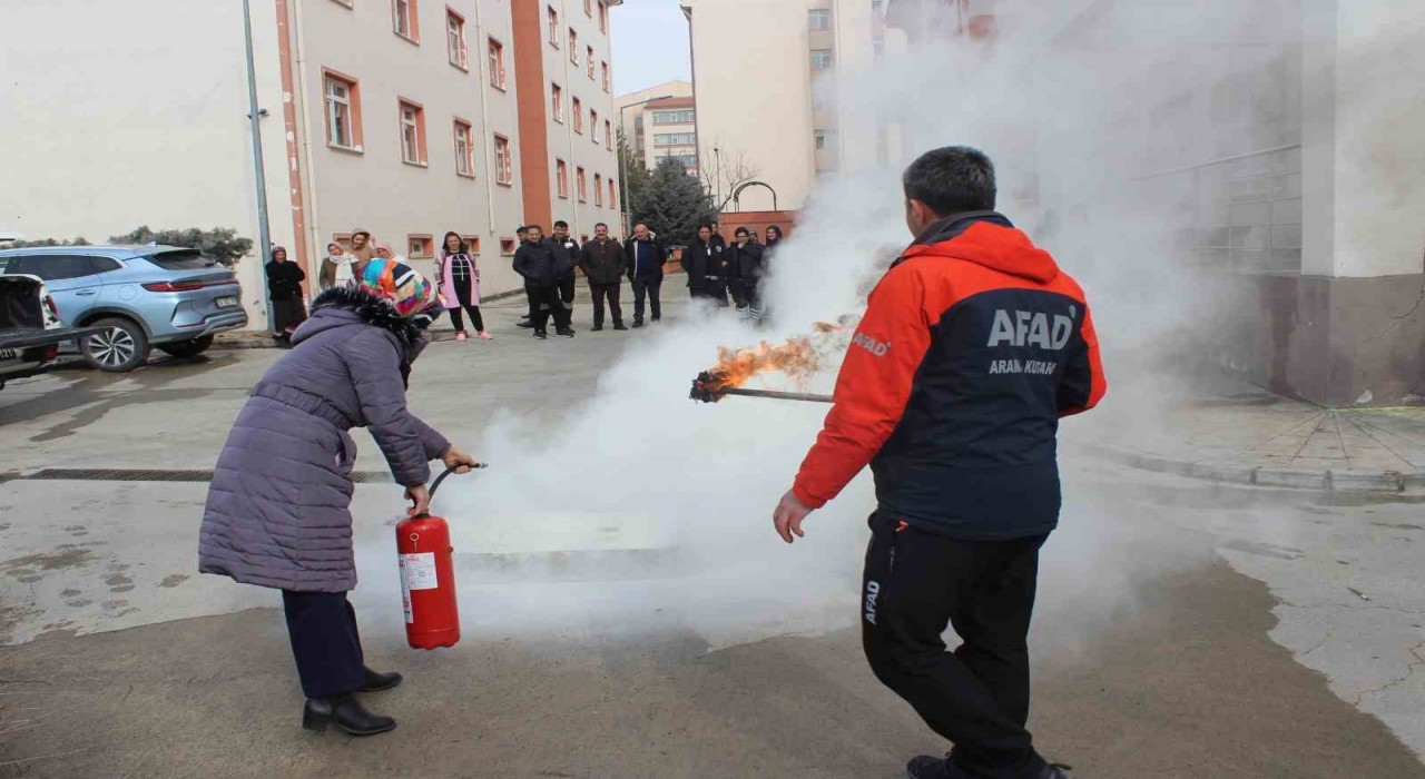 Erzincan Öğrenci Yurdunda afet farkındalık ve yangın eğitimi düzenlendi