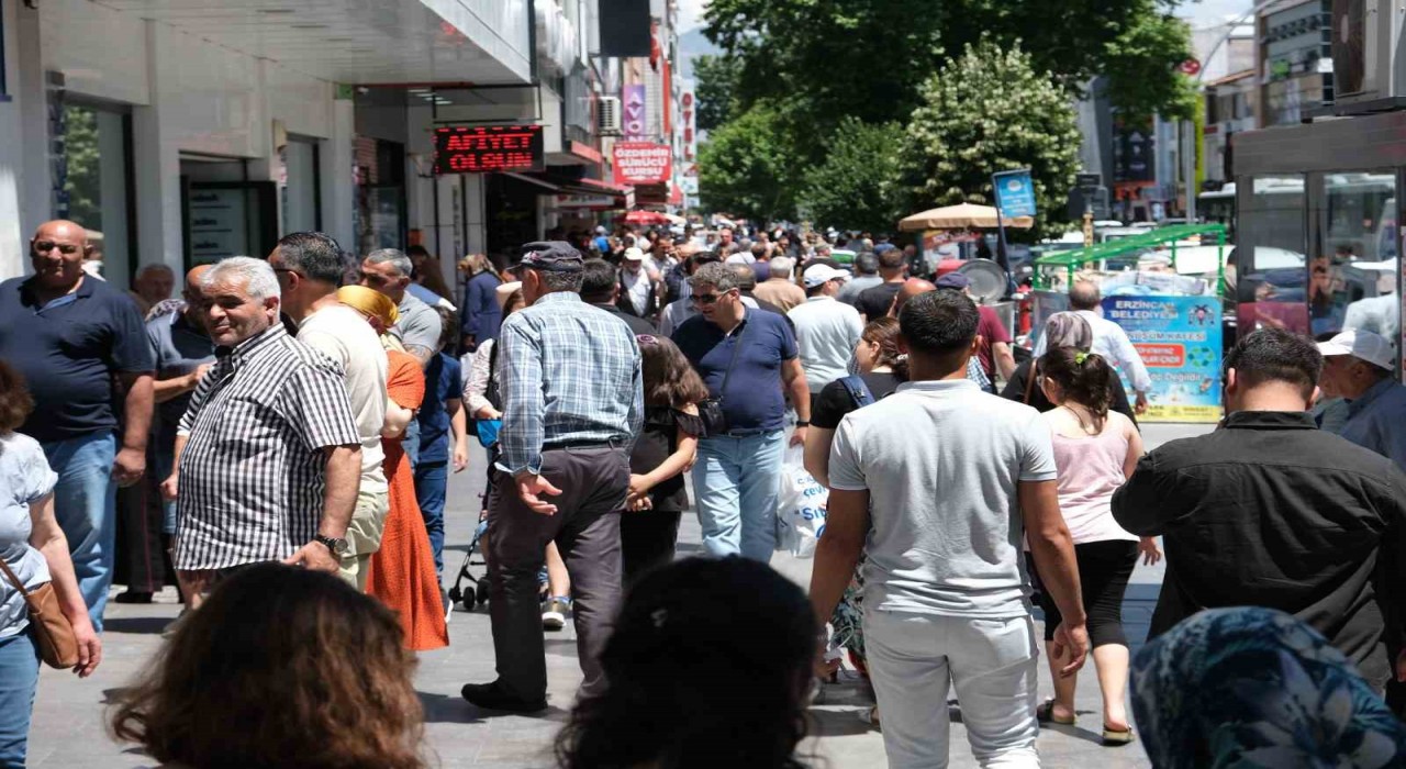 Erzincanda bayram yoğunluğu tatilcilerin de akınıyla iki katına çıktı