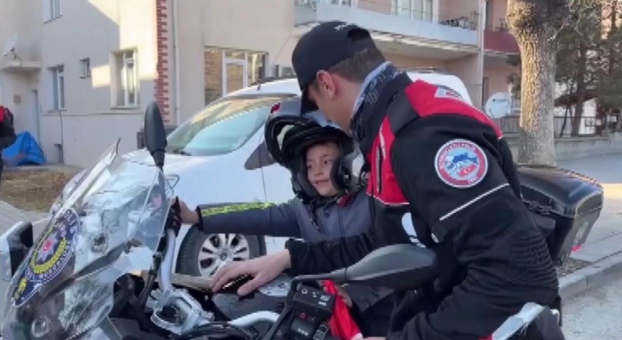 Erzincanda çocuk yunus polisleriyle buluştu