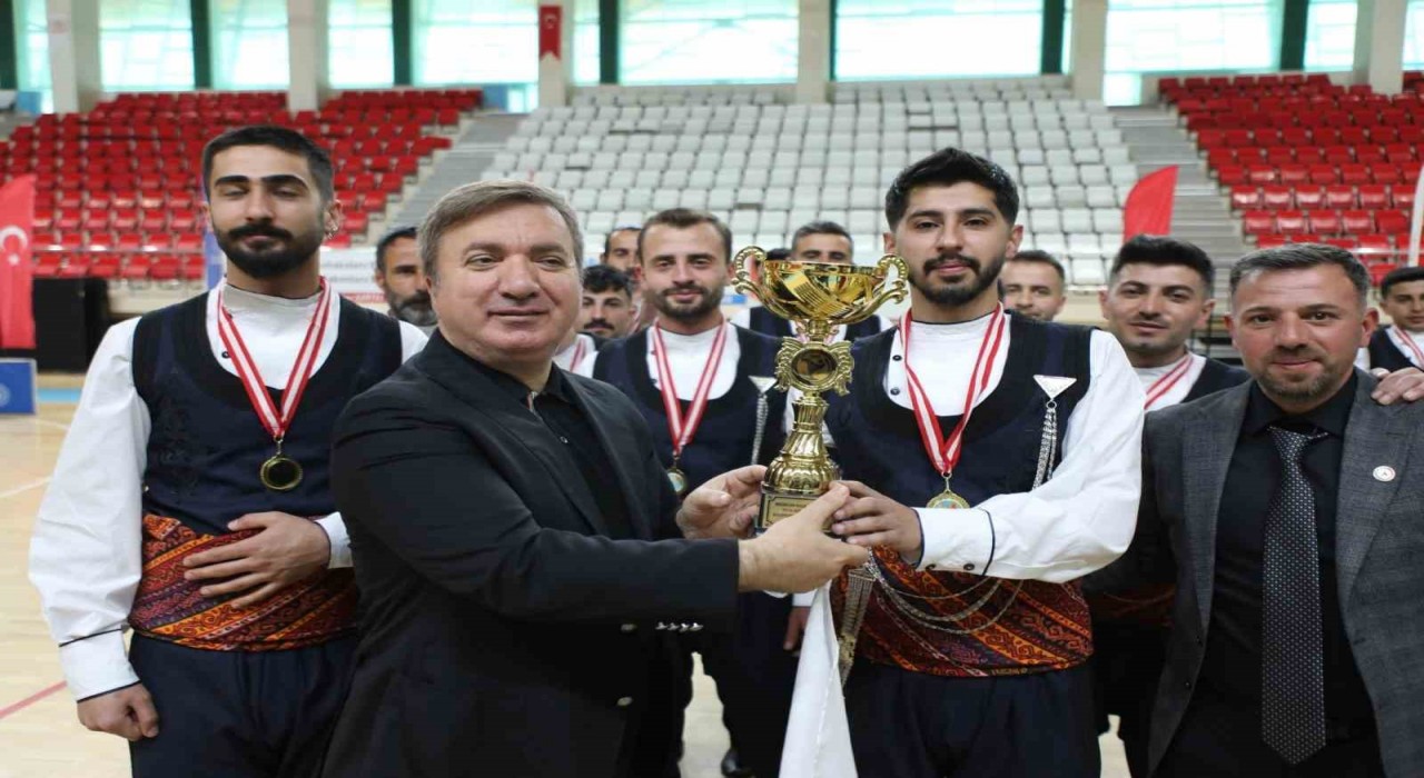 Erzincanda Halk Oyunları İl Birinciliği müsabakaları yapıldı