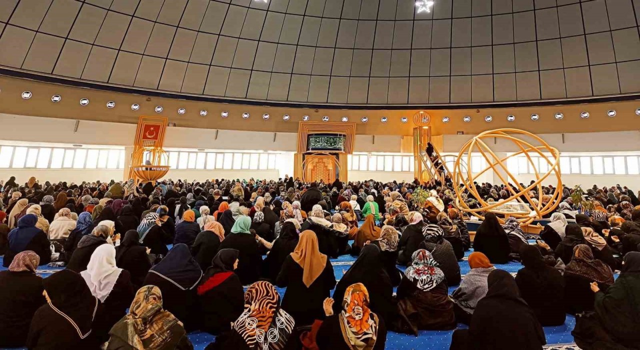 Erzincanda Hanımlara Özel Kadir Gecesi programı düzenlendi