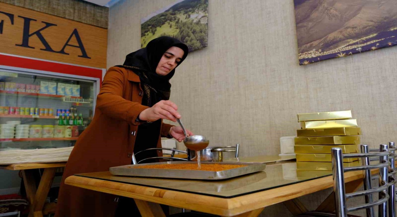 Erzincanda iftar sofralarının vazgeçilmez lezzeti: Kesme kadayıf tatlısı