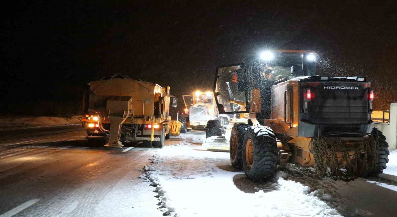 Erzincanda kar ve tipi geçitlerde ulaşımı aksattı