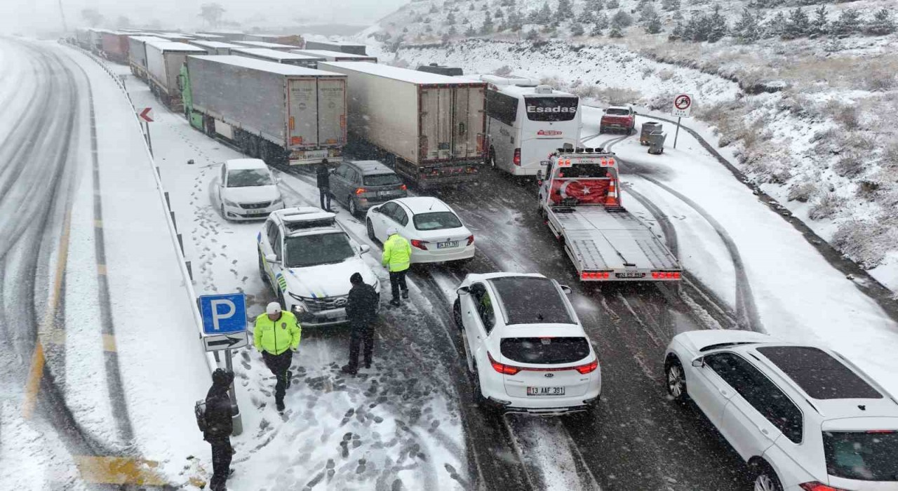 Erzincanda kar ve tipi ulaşımda aksamalara neden oldu