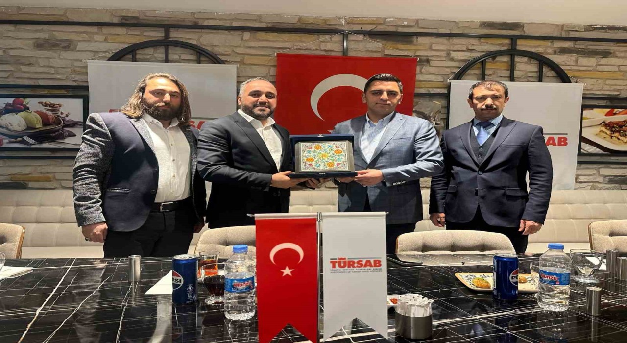 Erzincanda ki seyahat acenteleri iftarda bir araya geldi