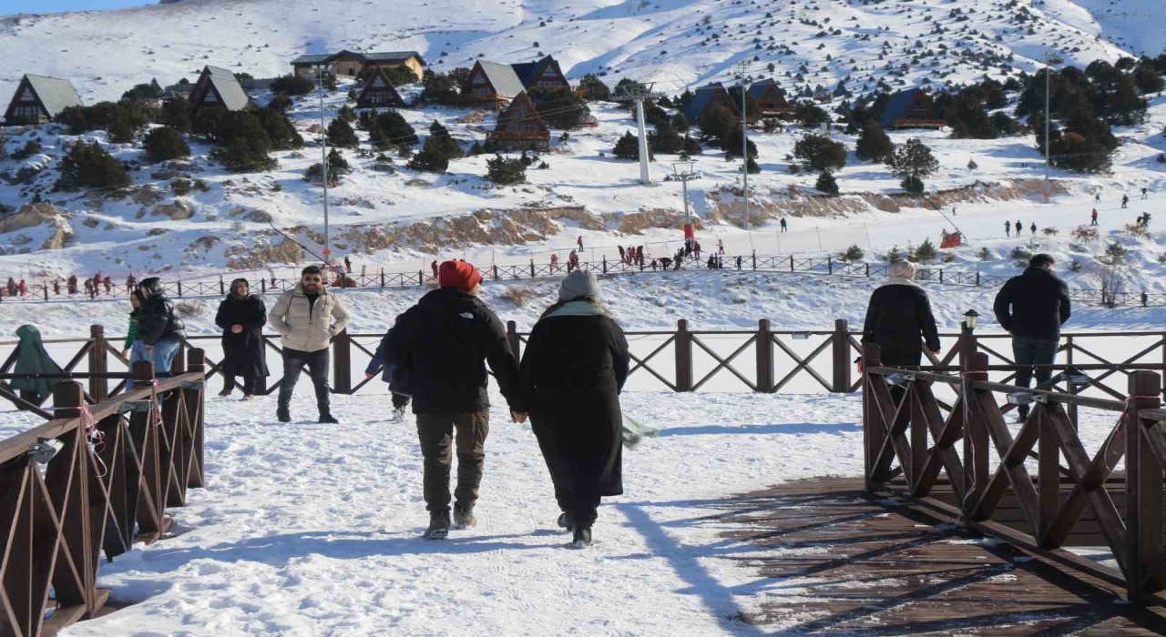 Erzincanda merkez ısındı ilçelerde soğuk hava etkisini sürdürüyor