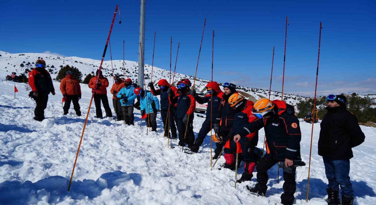 Erzincandaki Ergan Dağında çığda arama kurtarma tatbikatı yapıldı