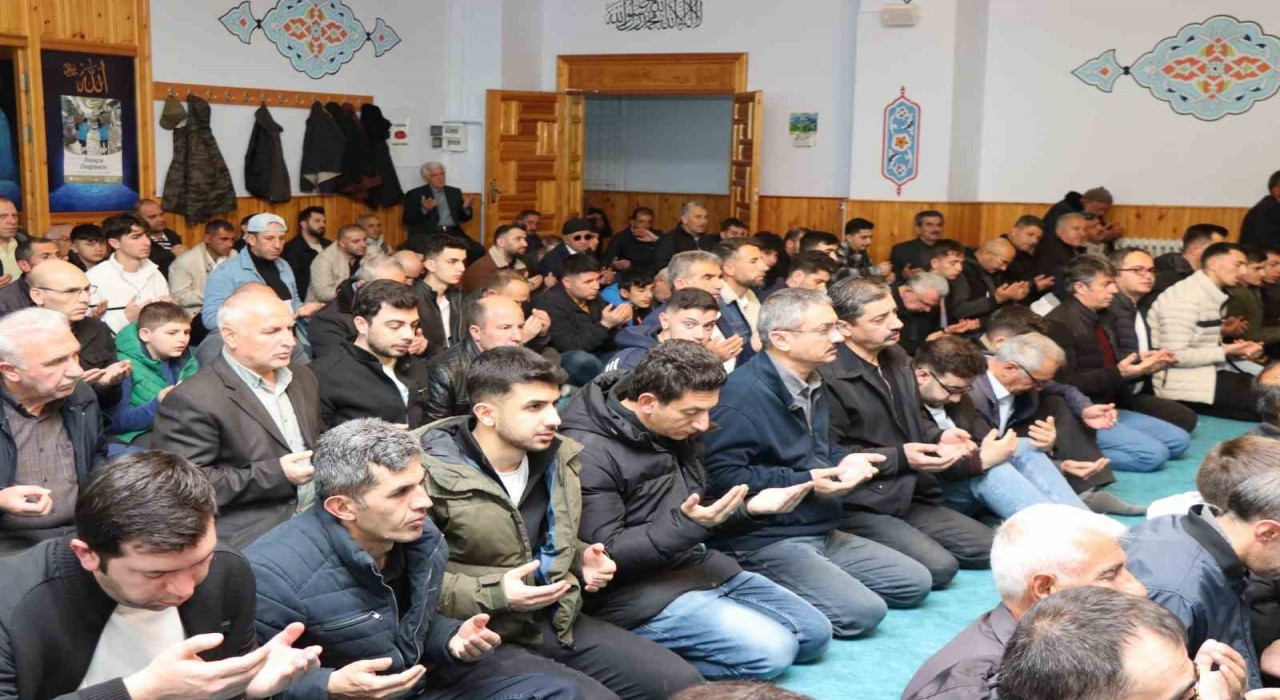 Erzurumda bayram namazı coşkusu
