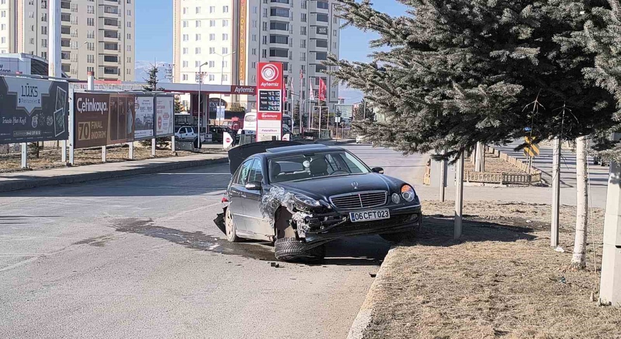 Erzurumda iki araç kafa kafaya çarpıştı