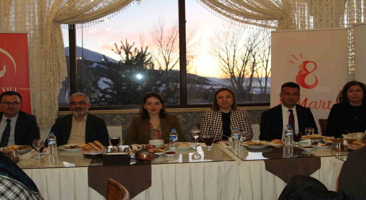 Erzurumda kadınlar iftar yemeğinde bir araya geldi