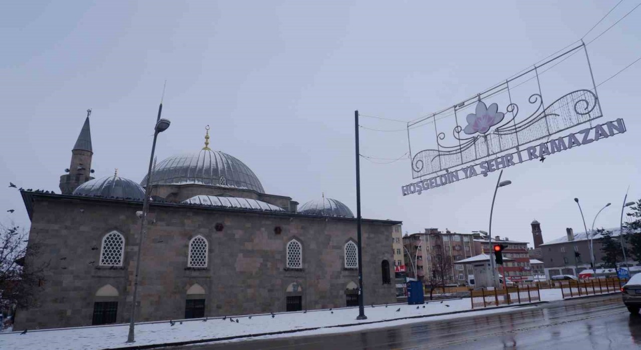 Erzurumda kar yağışı etkili
