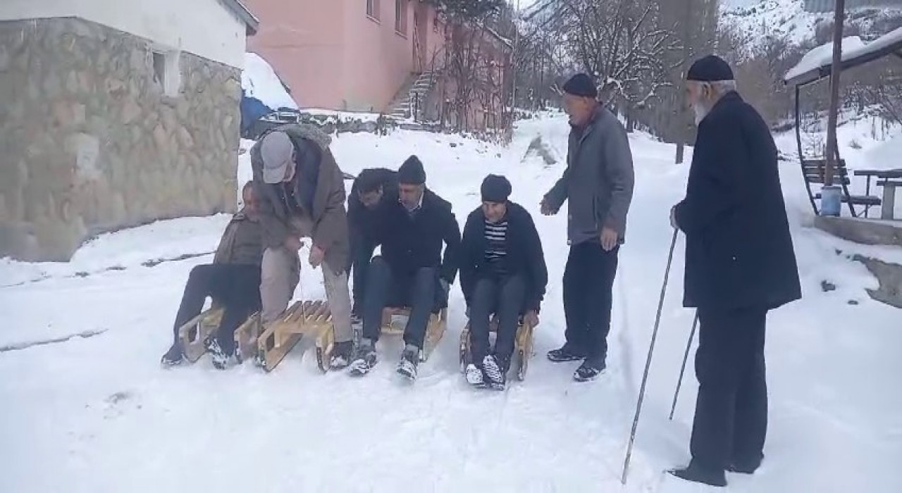 Erzurumda yaşlıların kızak keyfi
