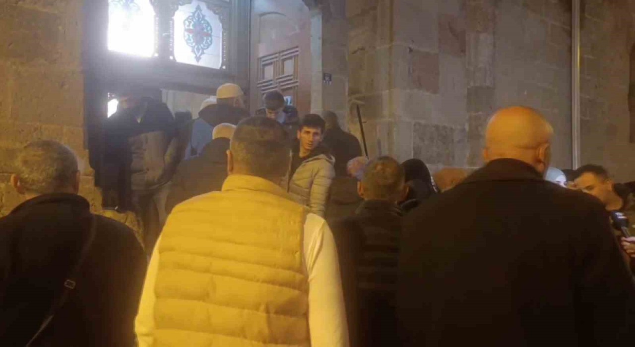 Erzurumlular Kadir Gecesinde tarihi camilere akın etti
