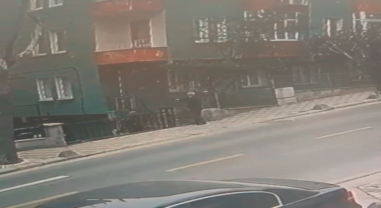 Esenlerde dehşet anları kamerada: Kayınpederini silahla vurarak kaçtı