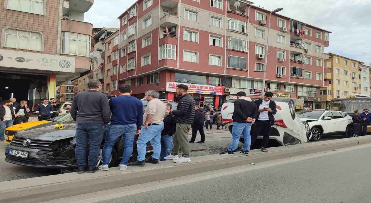 Esenlerde zincirleme kaza: 6 araç ve motosikletin karıştığı kaza anı kamerada