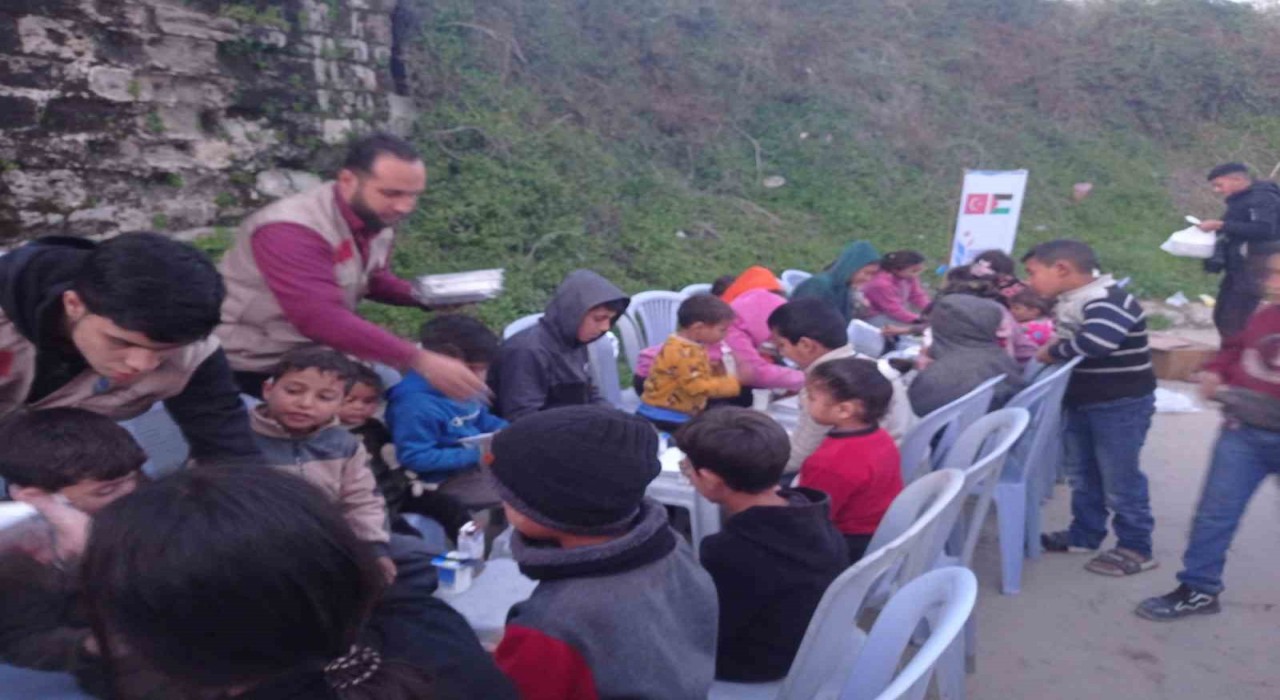 Esenlerin geleneksel ‘Çocuk İftarı Gazzeli miniklerle gerçekleşti