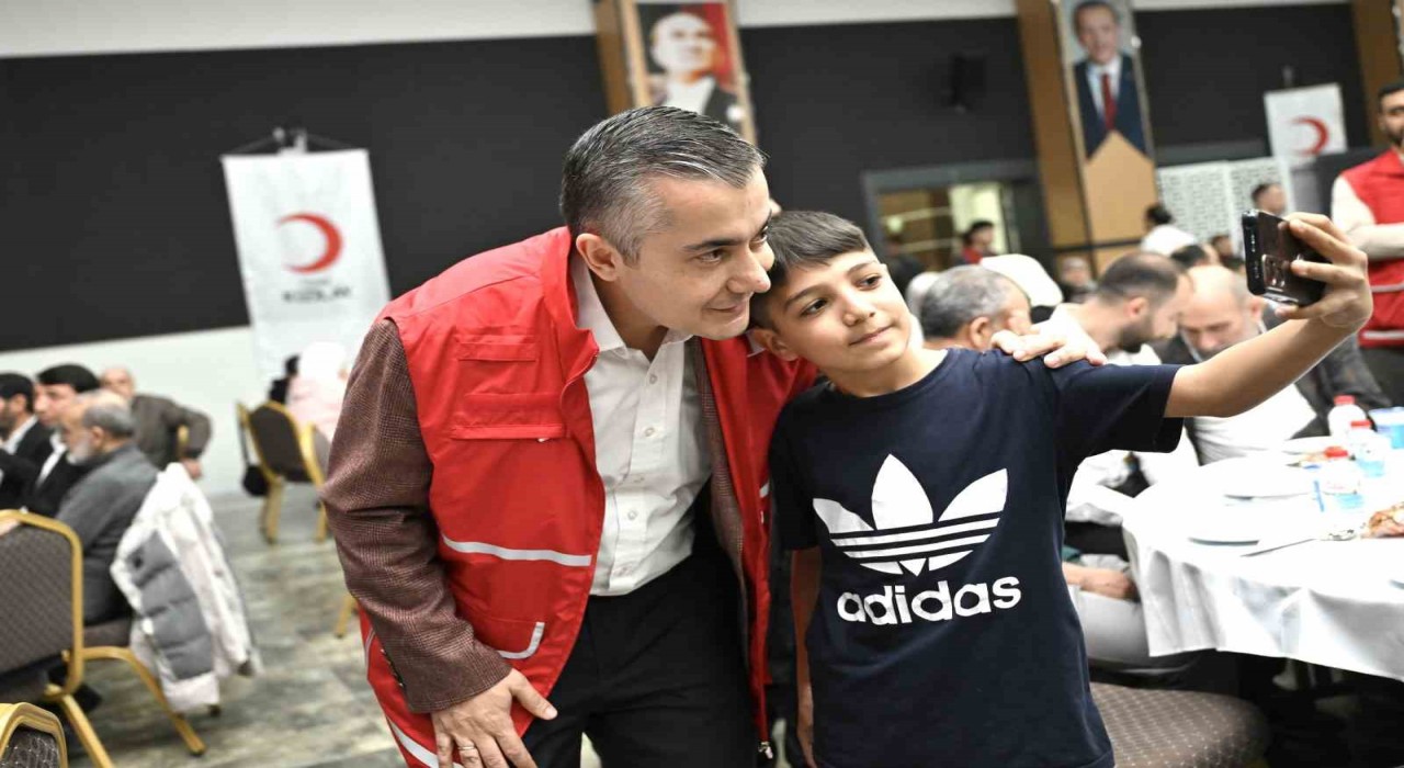 Esenyurtta yetimlere özel iftar düzenlendi