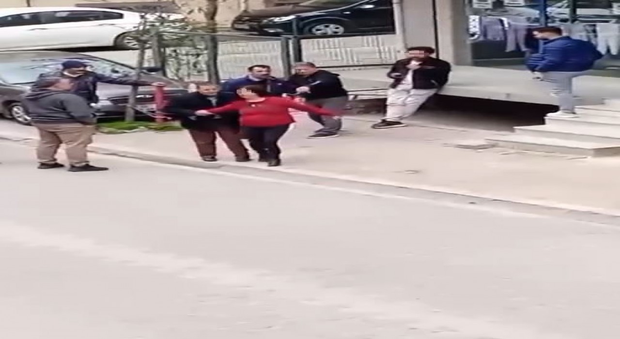 Esenyurtta bir kadını takip eden adam mahalleli tarafından darp edildi
