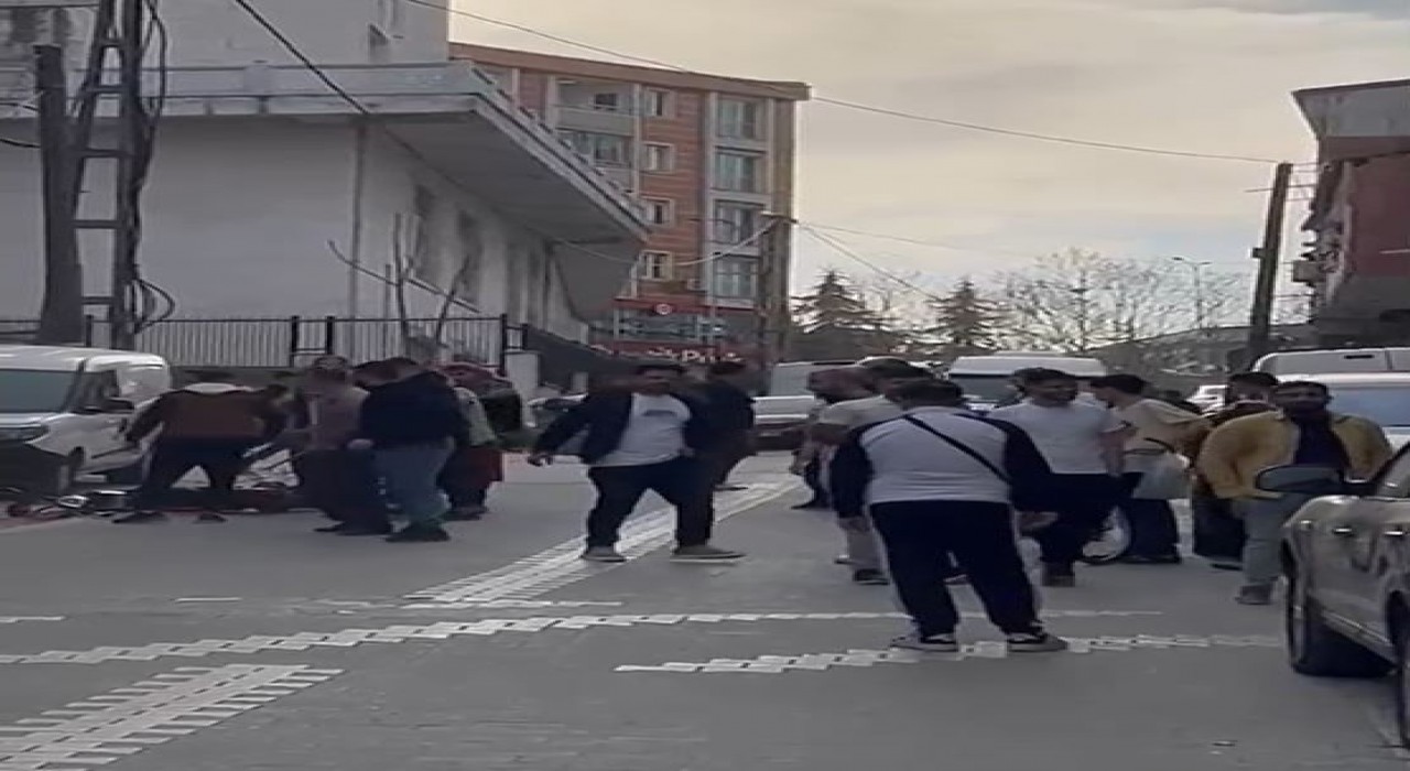 Esenyurtta bir şahıs motosikletiyle kavga edenlerin arasına daldı: O anlar böyle görüntülendi
