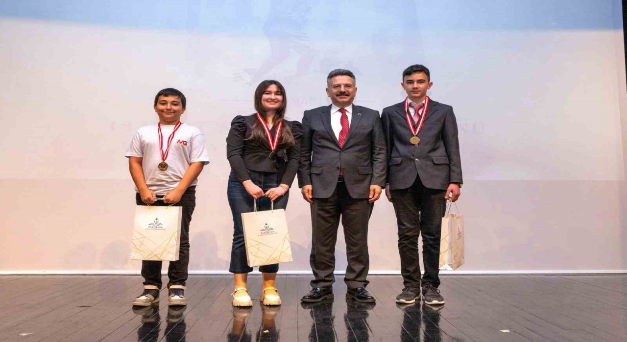 Eskişehir Valisi Hüseyin Aksoy, Şehitleri Anma Günü ve Çanakkale Deniz Zaferinin yüz onuncu yıl dönümünü kutladı