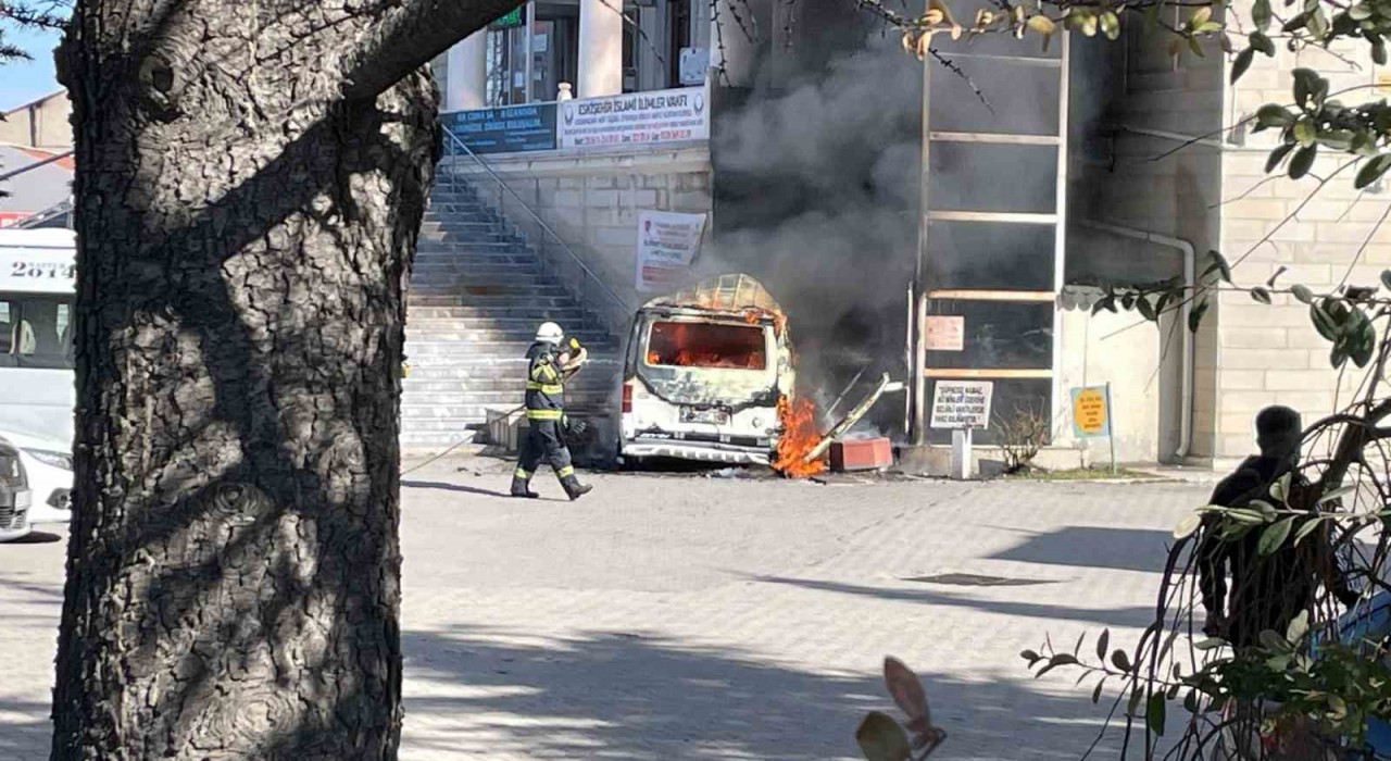 Eskişehirde faciadan dönüldü: İçerisinde 4 çocuğun bulunduğu araç cayır cayır yandı