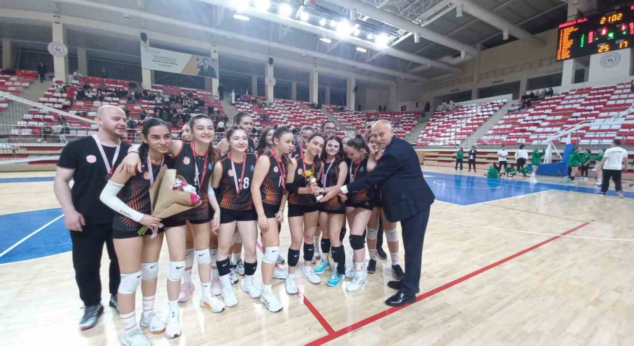 Eskişehirde Midi Kızlar Voleybol final etabı sona erdi