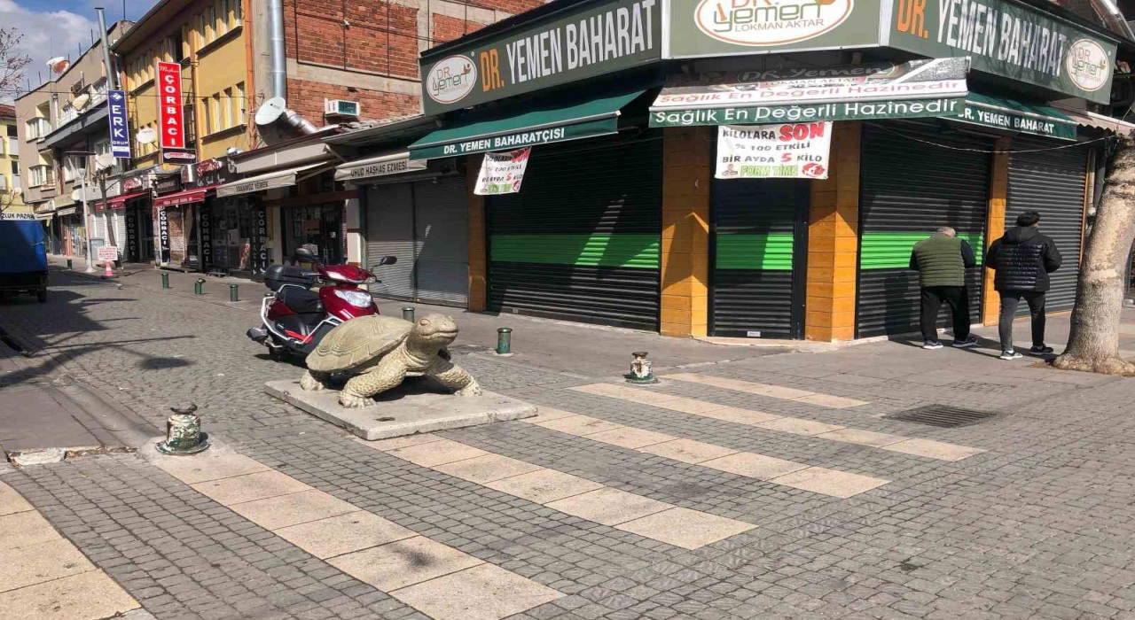Eskişehirde Ramazan Bayramı nedeniyle kent merkezin de durgunluk yaşandı
