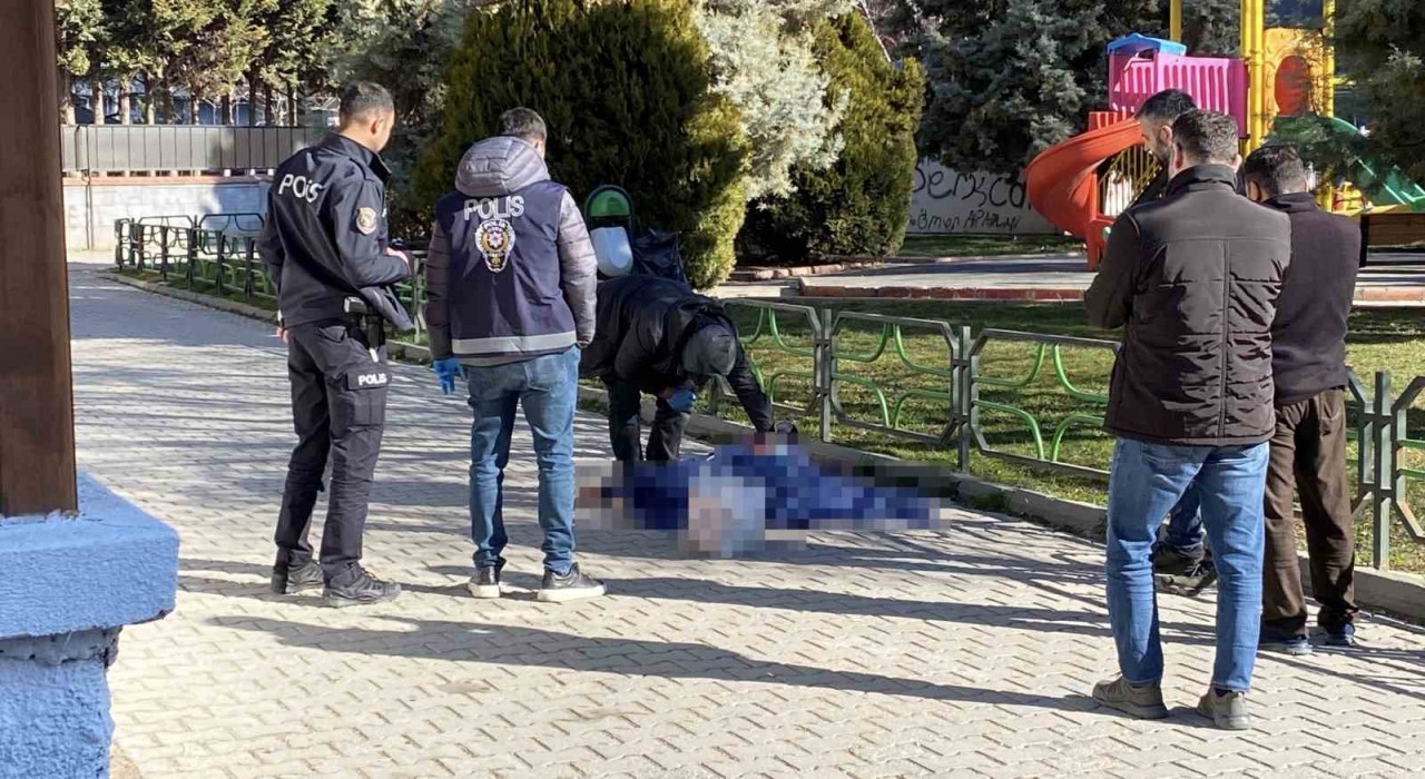 Eskişehirde sokak ortasında erkek cesedi bulundu