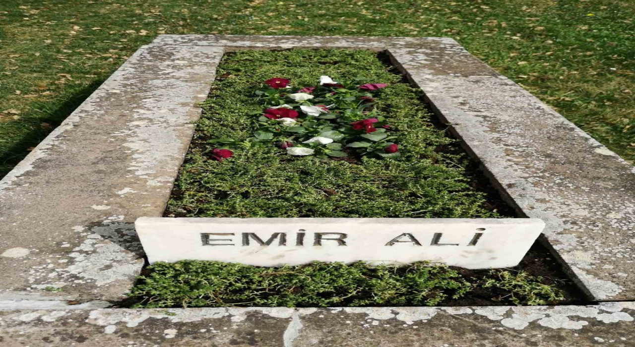 Eskişehirde yaşayan Bileciklilerden Söğüt Ertuğrulgazi Türbesinde bayram temizliği