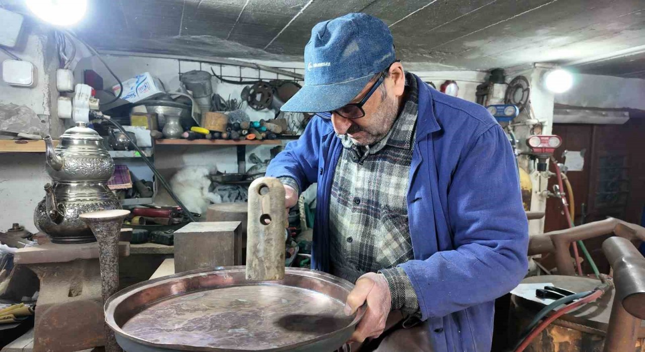 Eskişehirin son kalaycısı baba mesleğini sürdürüyor