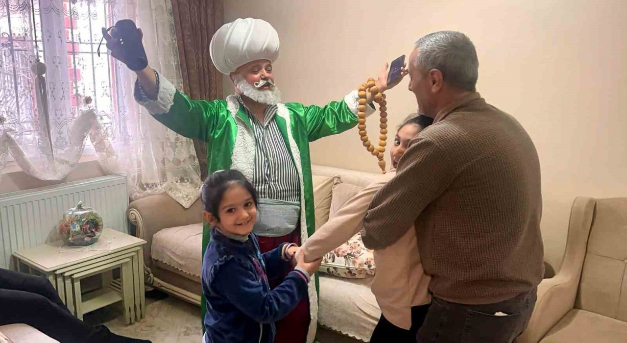 Evde tiyatro etkinliğiyle özel çocukların yüzü gülüyor