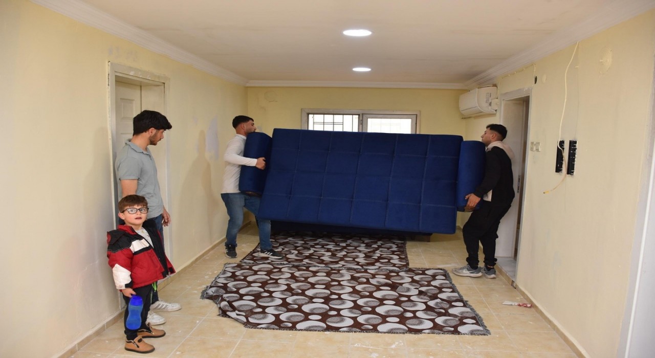 Evi yanan itfaiye personeline Başkan Zencirciden eşya desteği