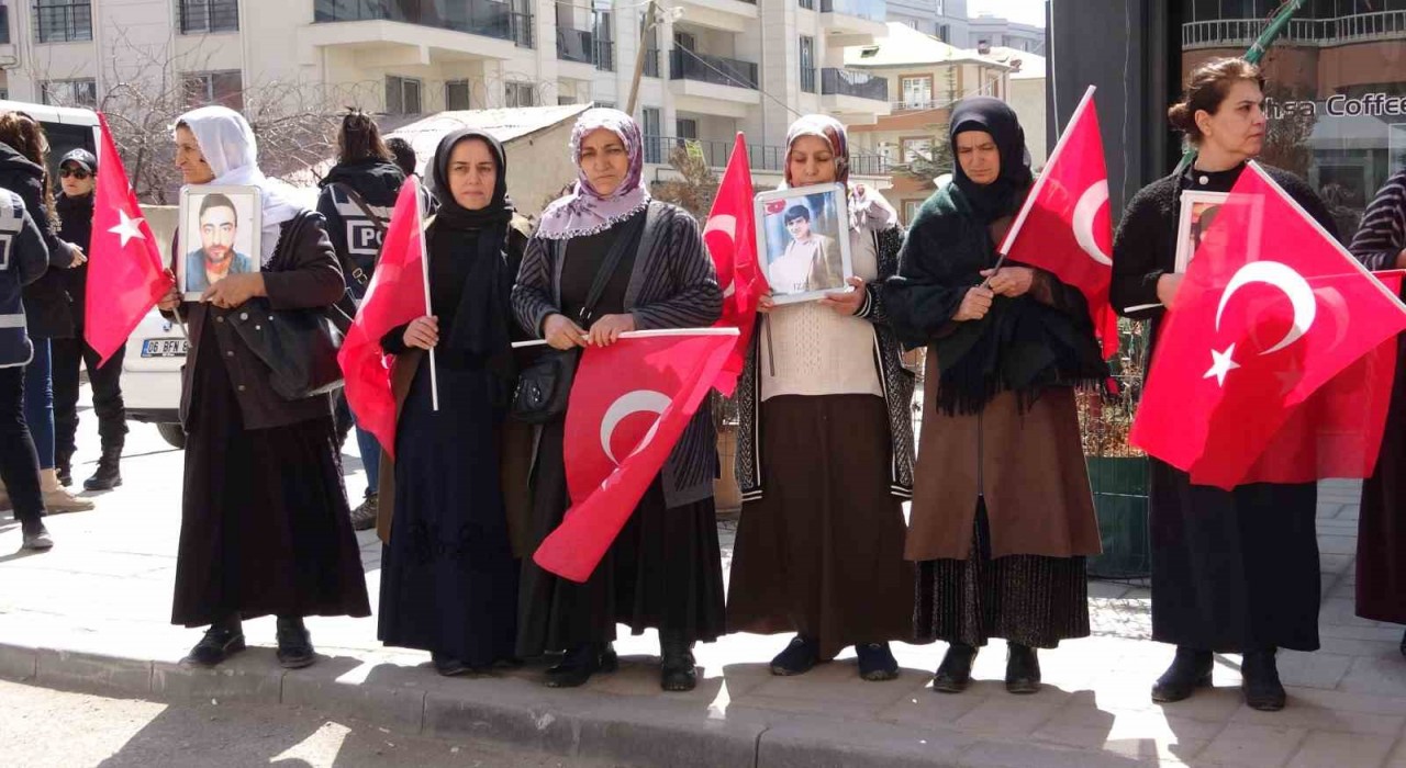 Evlat nöbetindeki aileler: Terörsüz Türkiye istiyoruz
