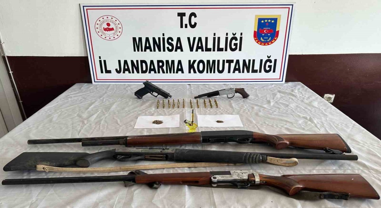Evlerinde ruhsatsız tabanca ve tüfeklerle yakalandılar