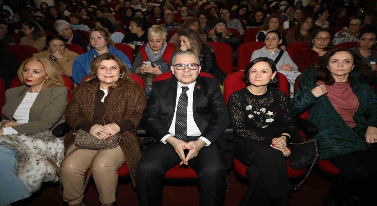 Eyüpsultan Belediyesinin 8 Marta özel düzenlediği etkinlikte Sumru Yavrucuk sahne aldı