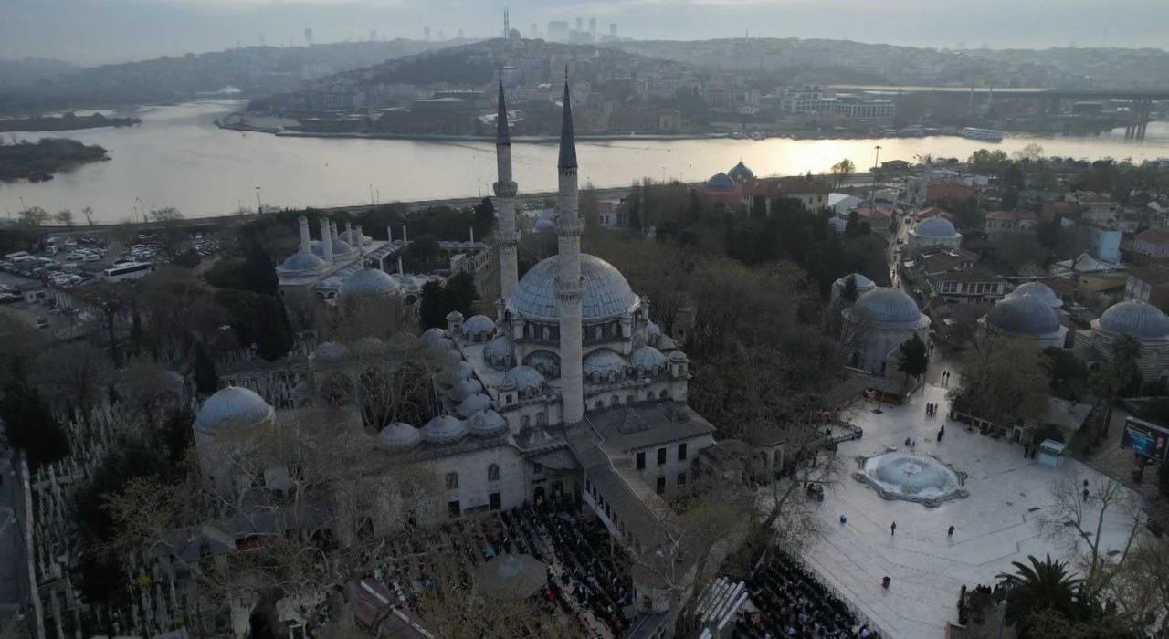 Eyüpsultan Camiinde bayram namazı havadan görüntülendi